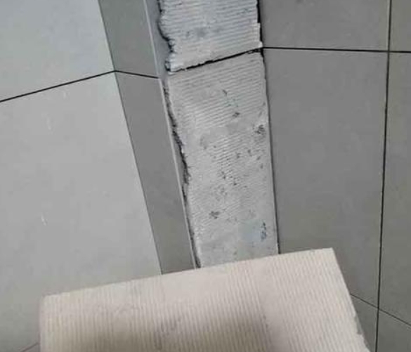 务川仡瓷砖空鼓维修公司分享下厨房瓷砖脱落的补救措施。